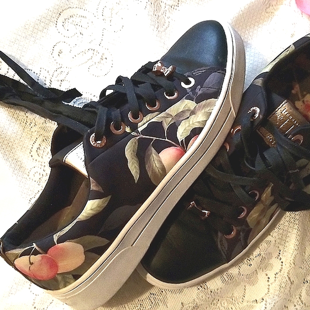 Ted Baker FLOWERED SNEEKERS SIZE 7